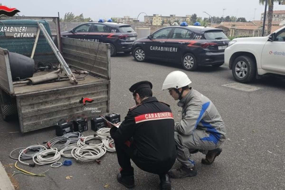 Rame, batterie e cavi di fibra ottica, furto in una cabina elettrica a San Giorgio: arrestati due uomini