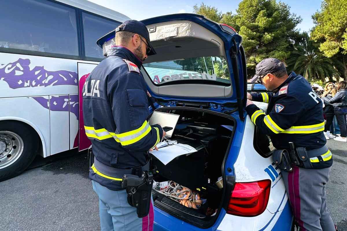 Tutti pronti per la gita scolastica, ma l’autista del pullman non era in regola. Scatta la sanzione