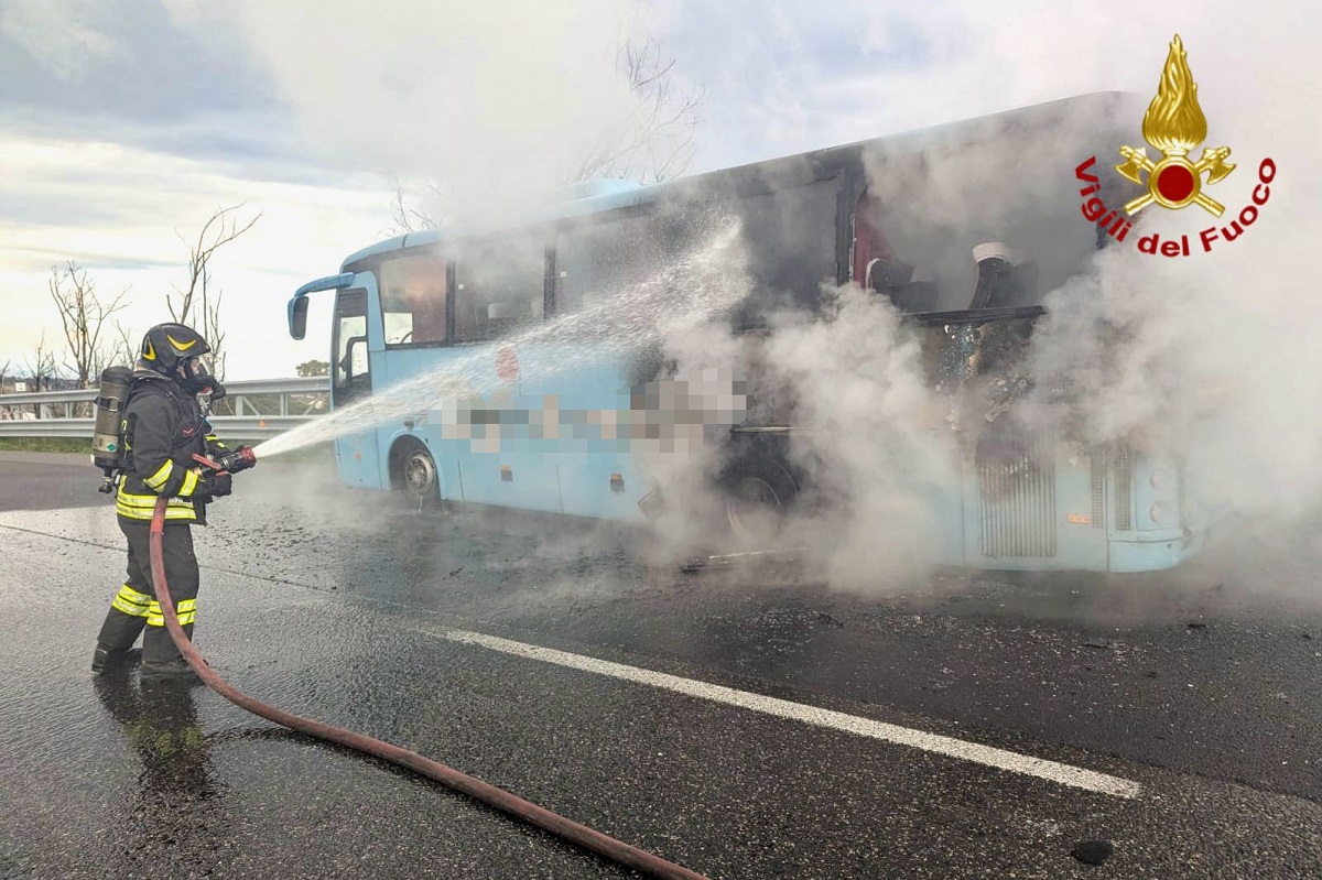 Autobus in fiamme sull’A18, intervengono i pompieri
