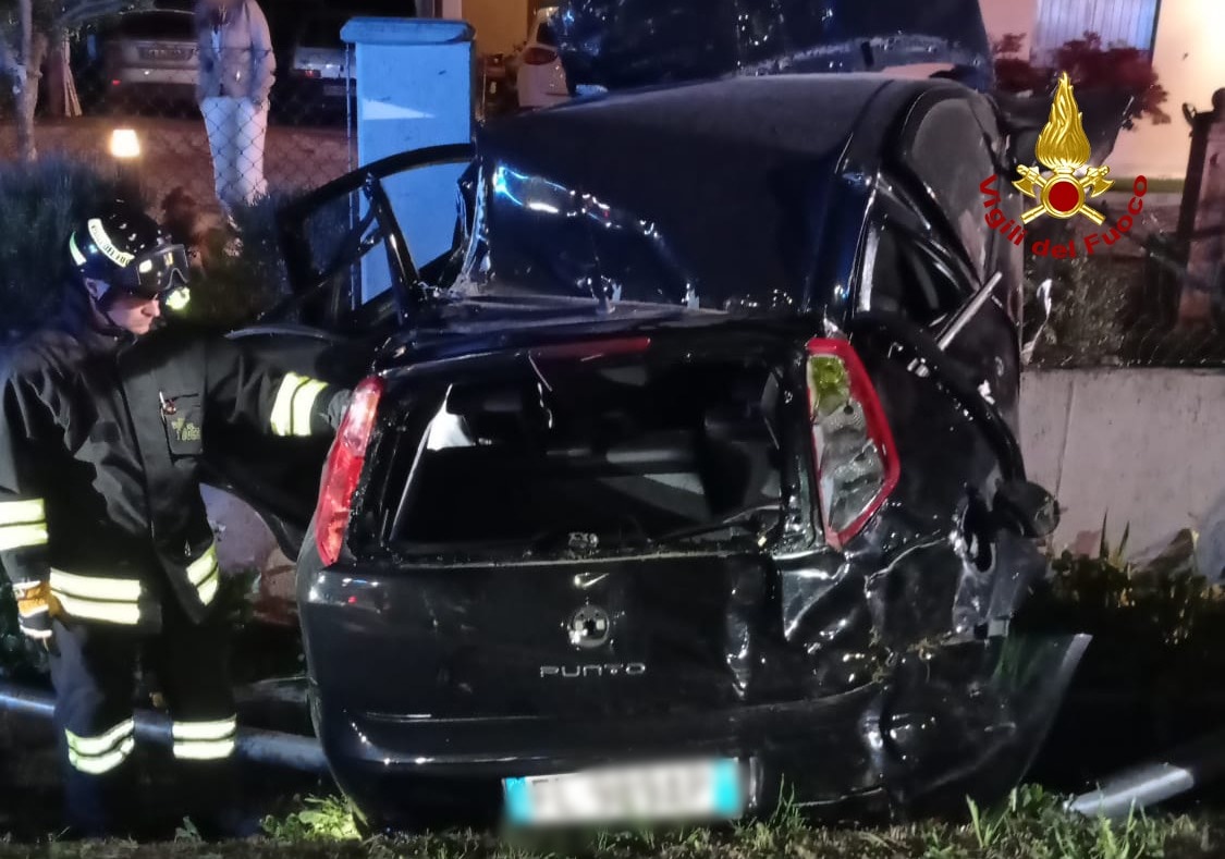 Si ribaltano con l’auto e finiscono contro un lampione, morto un 22enne: tre feriti