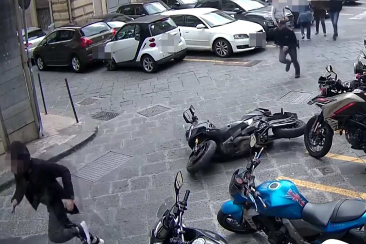 VIDEO | Non si ferma all’alt e investe poliziotto davanti alla Questura: arrestato 25enne