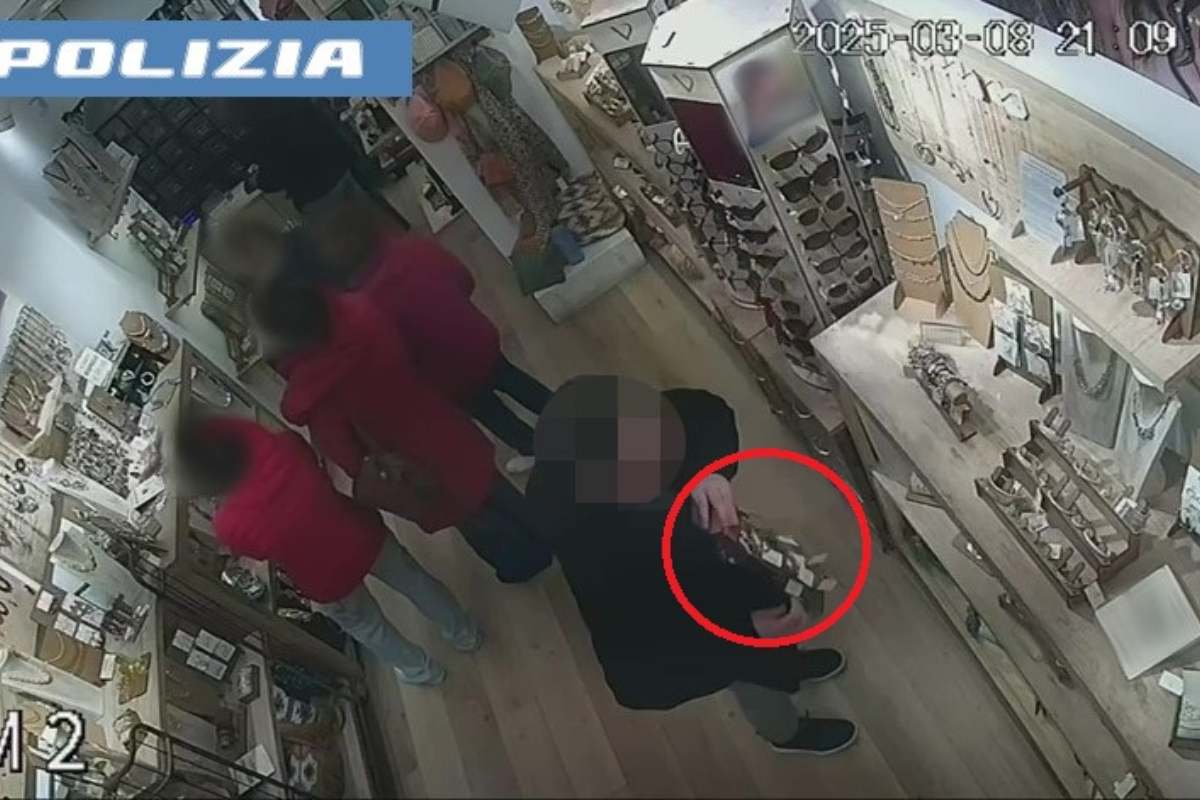 Ladro ruba bracciali, magliette e felpe in un negozio del centro di Catania: arrestato 52enne