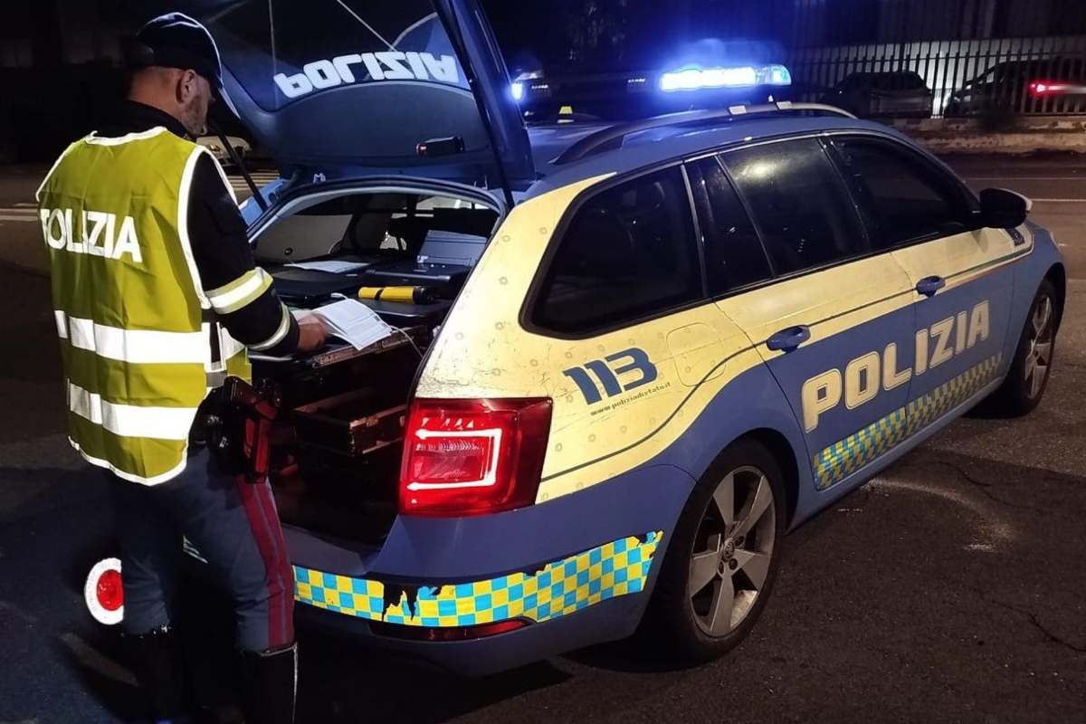 Truffatore lancia lecca-lecca contro auto per inscenare un danno: denunciato pregiudicato