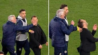 Mourinho follia in Turchia, tira il naso a allenatore del Galatasaray – Video