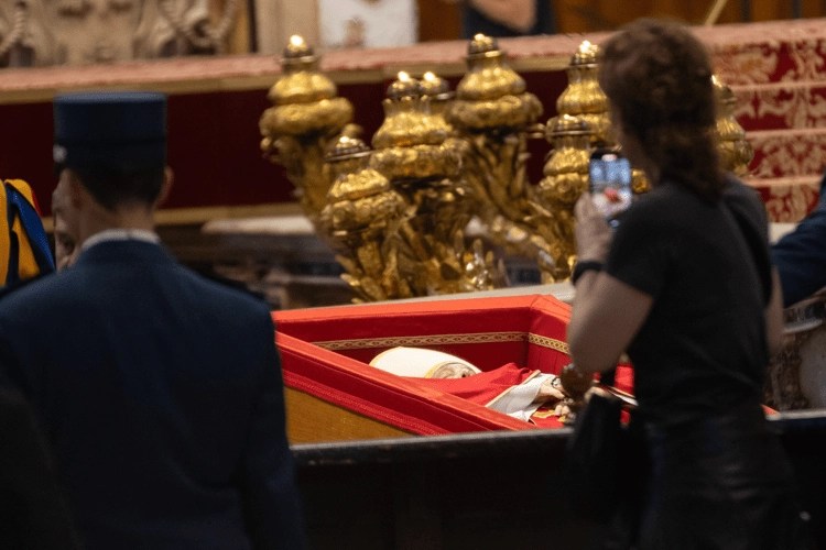 Selfie e foto davanti al corpo di Papa Francesco: indignazione e polemiche