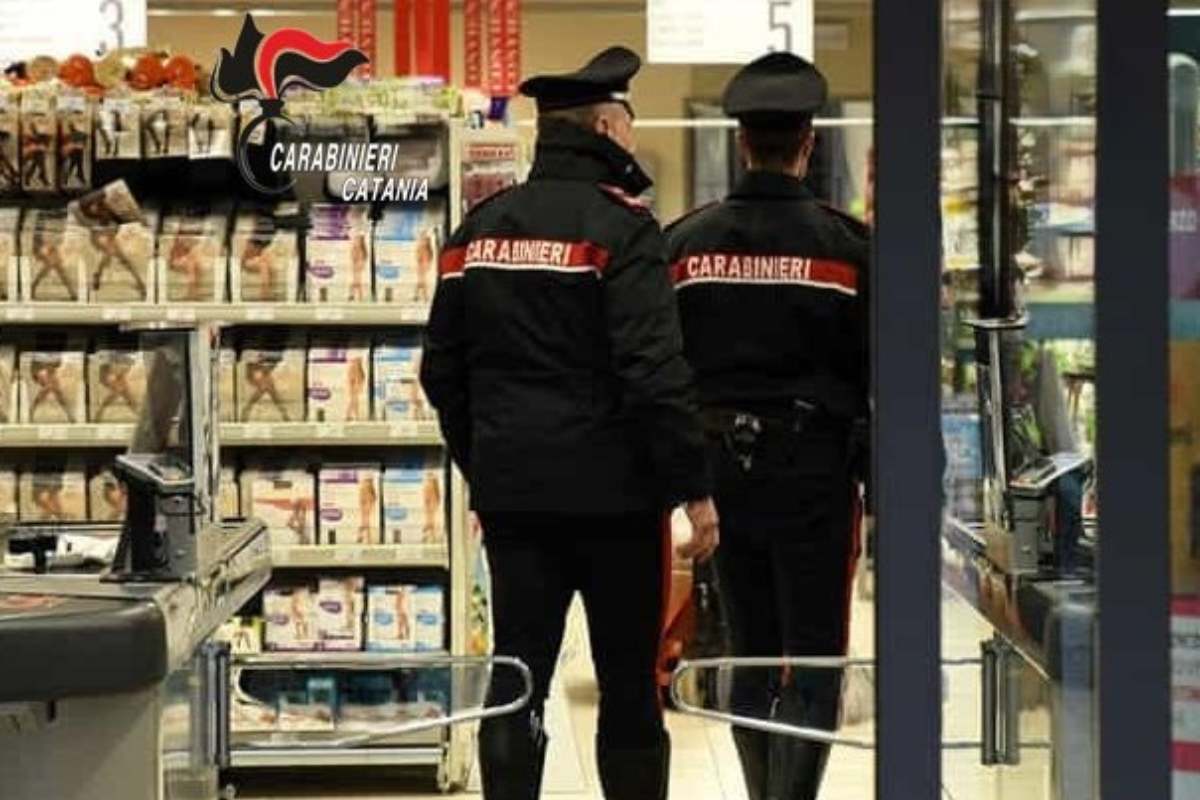 Rubano 200 euro di spesa al supermercato pagando solo pochi articoli: due donne arrestate