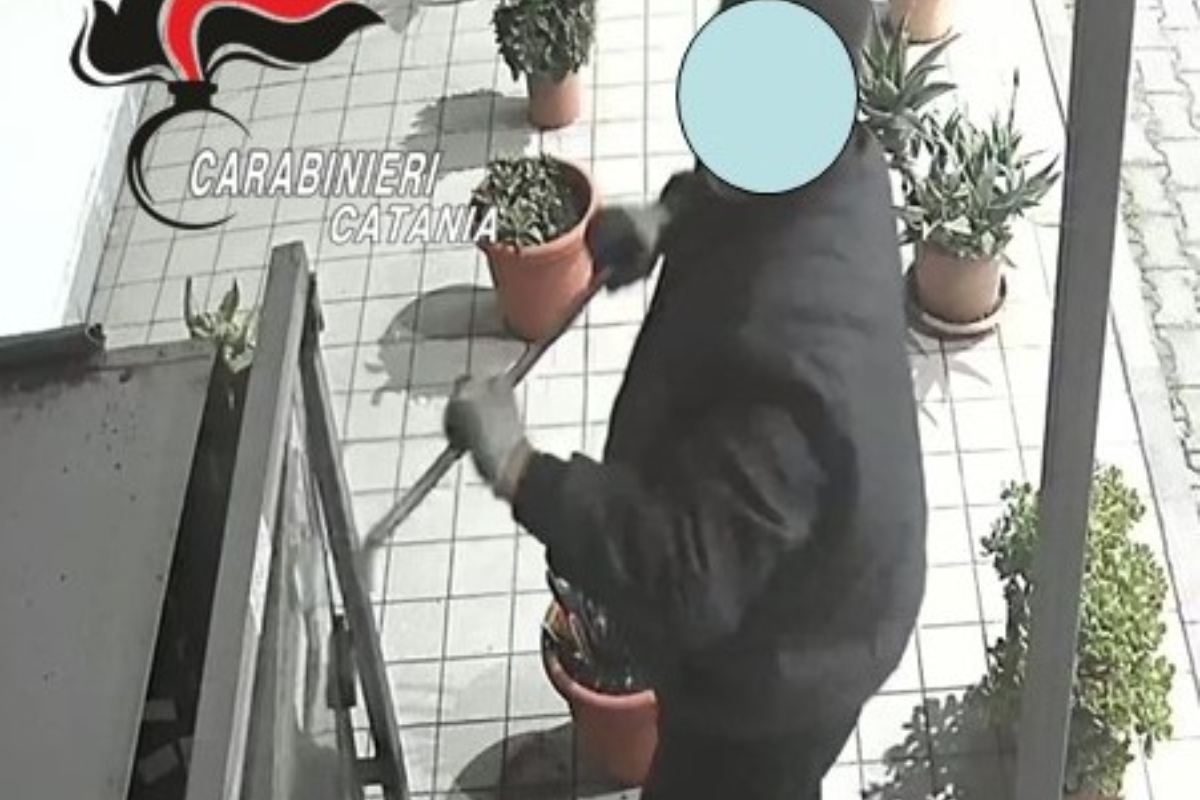 Va a rifornirsi al distributore e lo scassina: ladro beccato ad Aci Catena e denunciato