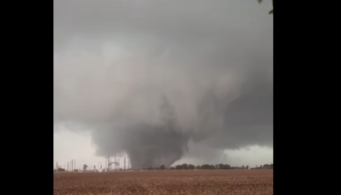VIDEO | Terrificante tornado spazza via tutto: vento oltre i 320 chilometri orari