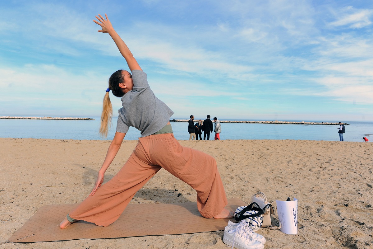 Respiro profondo e mente libera: lo yoga internazionale sbarca a Catania