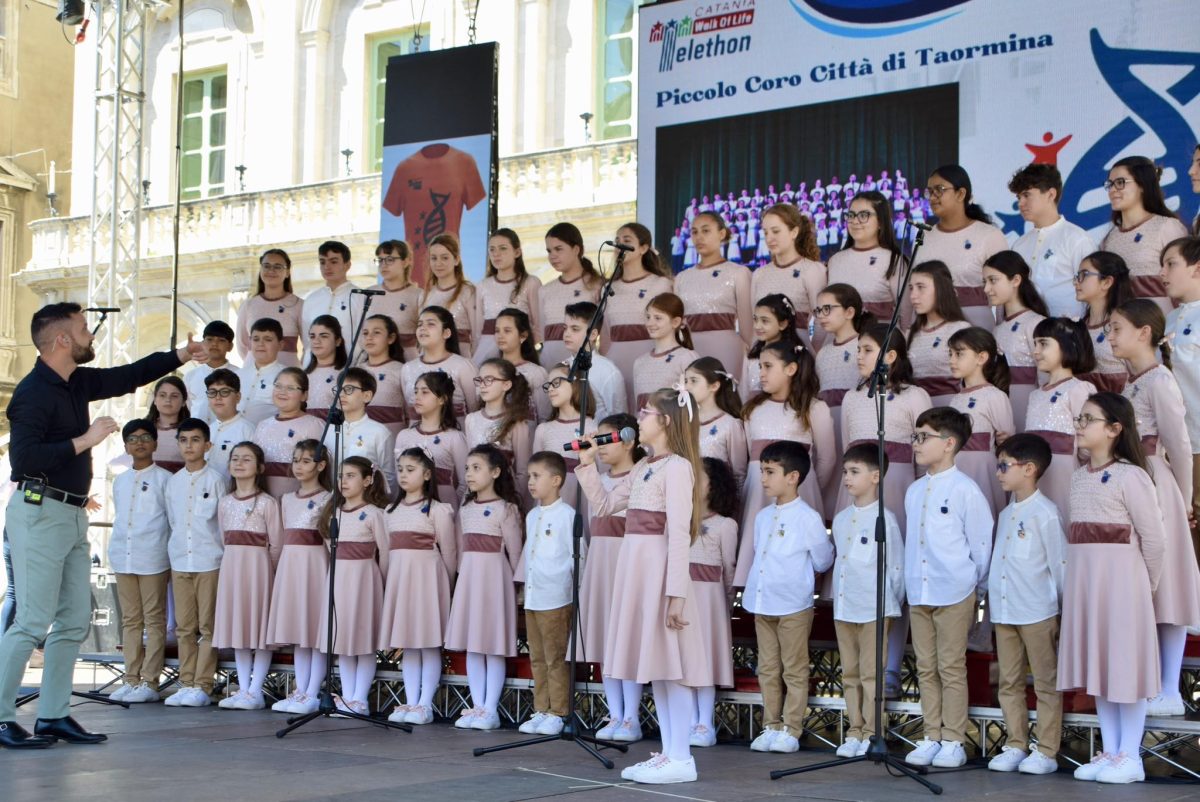 Il Piccolo Coro Città di Taormina canta per Telethon e incanta Piazza Università