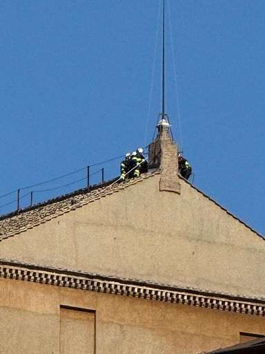 Conclave, prove di fumata sulla Sistina. Montato comiglolo