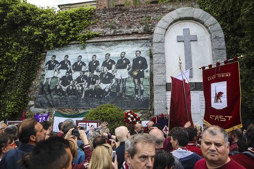 Calcio, in 20.000 nella marcia di Superga, contestazione a Cairo