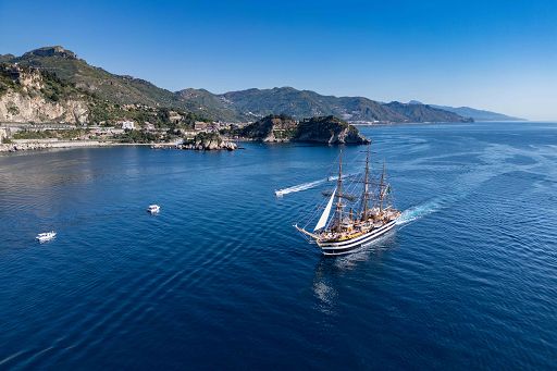 Nave Amerigo Vespucci incontra la costa orientale della Sicilia