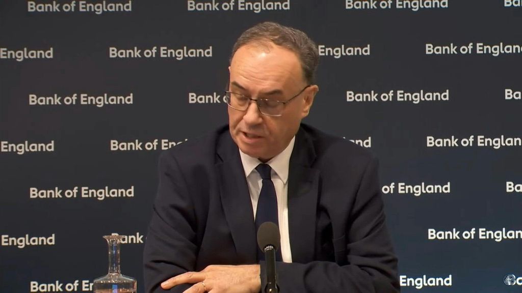 Gb, Banca d’Ingliterra taglia tassi di 0,25 punti al 4,25%