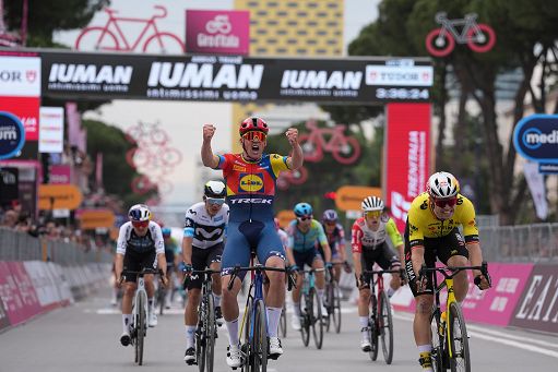 Ciclismo, Giro d’Italia: a Pedersen tappa e maglia rosa