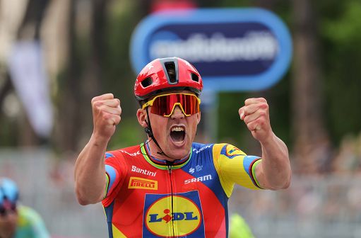 Ciclismo, Pedersen tappa e maglia al Giro, da martedì in Italia