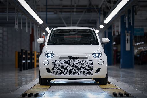 Fiat, a Mirafiori i primi esemplari preserie della 500 ibrida