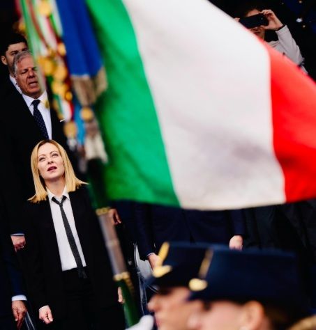 Meloni: Tricolore simbolo unità, va onorato e rispettato