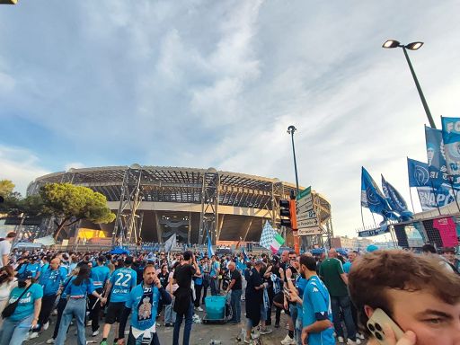 Napoli-Cagliari, la città in attesa inizia a scaldarsi
