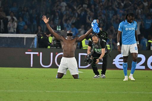 Calcio, Napoli-Cagliari 2-0, Napoli campione d’Italia