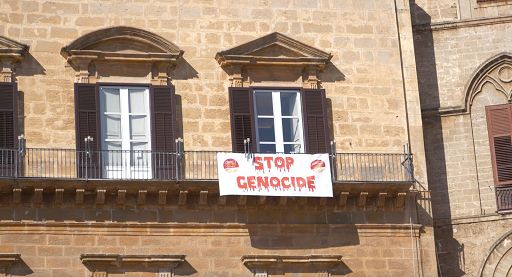 Palermo, Palazzo Normanni:striscione “Stop genocidio” Controcorrente