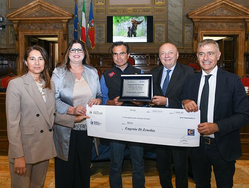 Obiettivo Terra 2025, vince la foto di mamma orsa Amarena con orsetto