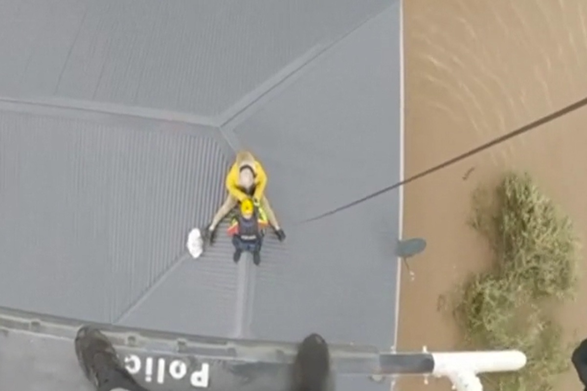 VIDEO | Spaventosa alluvione, morti e gente bloccata sui tetti: le immagini