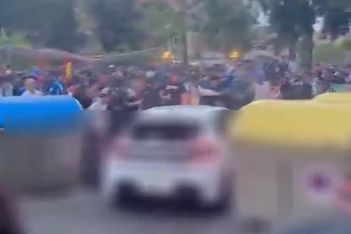 VIDEO | Incredibile fuori dallo stadio, auto piomba sulla folla prima del derby