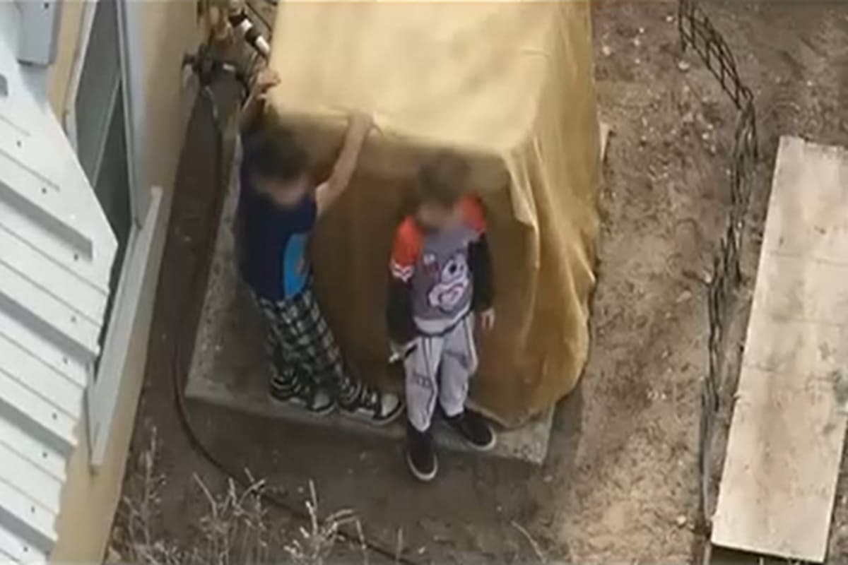 VIDEO | “Giochi” pericolosi, bambini piccoli brandiscono la pistola e vengono disarmati