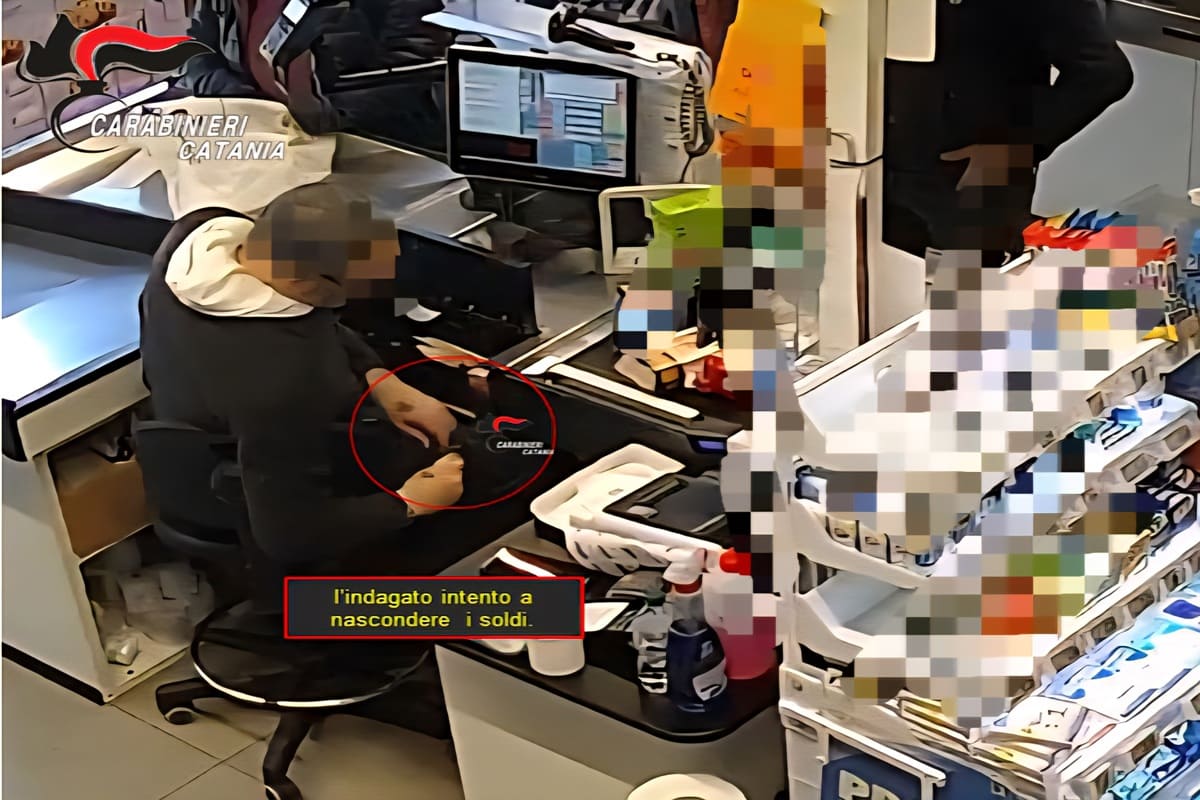 Via i soldi dalla cassa del supermercato, cassiere infedele beccato dalle telecamere nel Catanese
