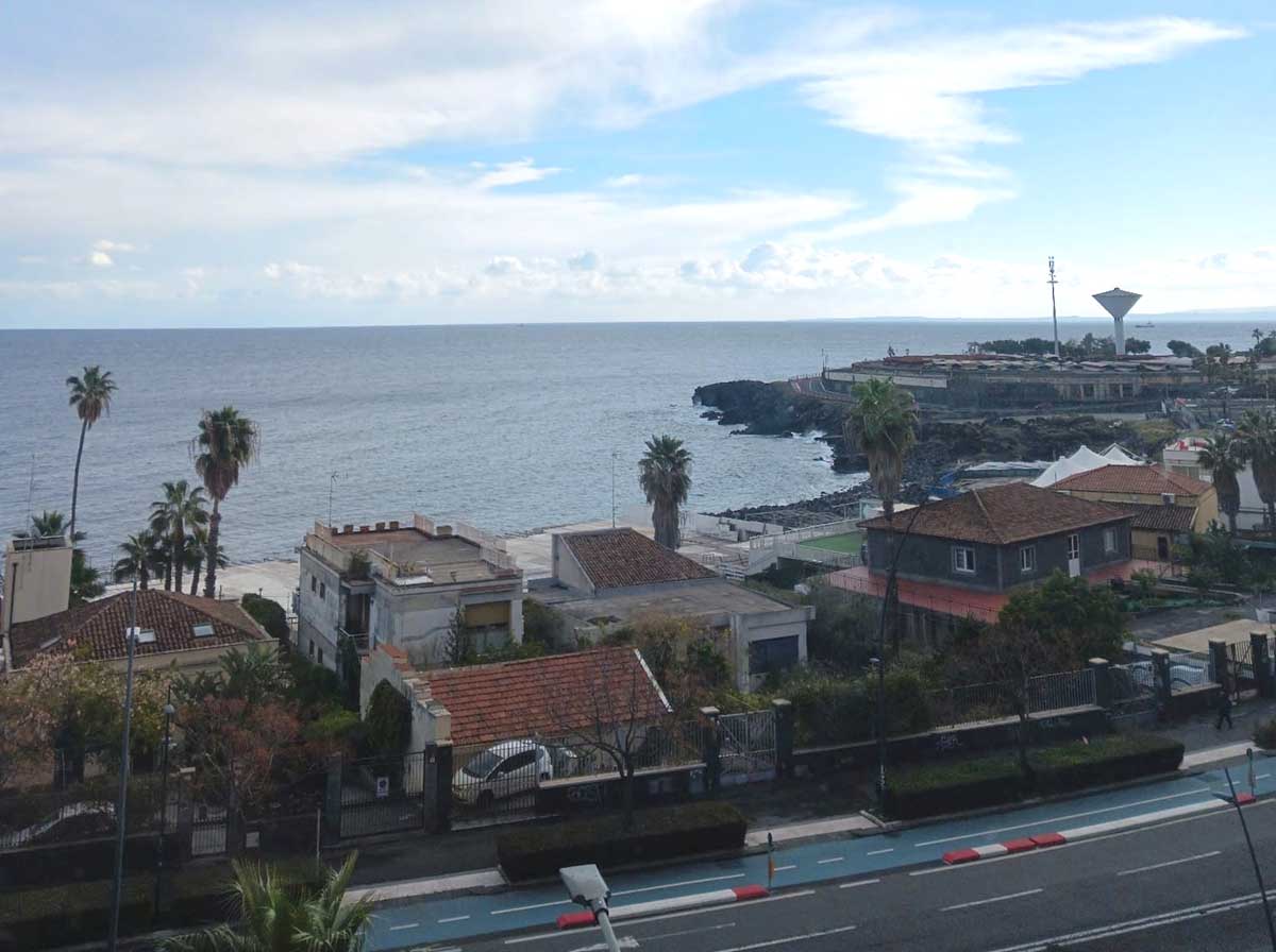 Catania, estate con spiagge, divieti e solarium “ridotti”