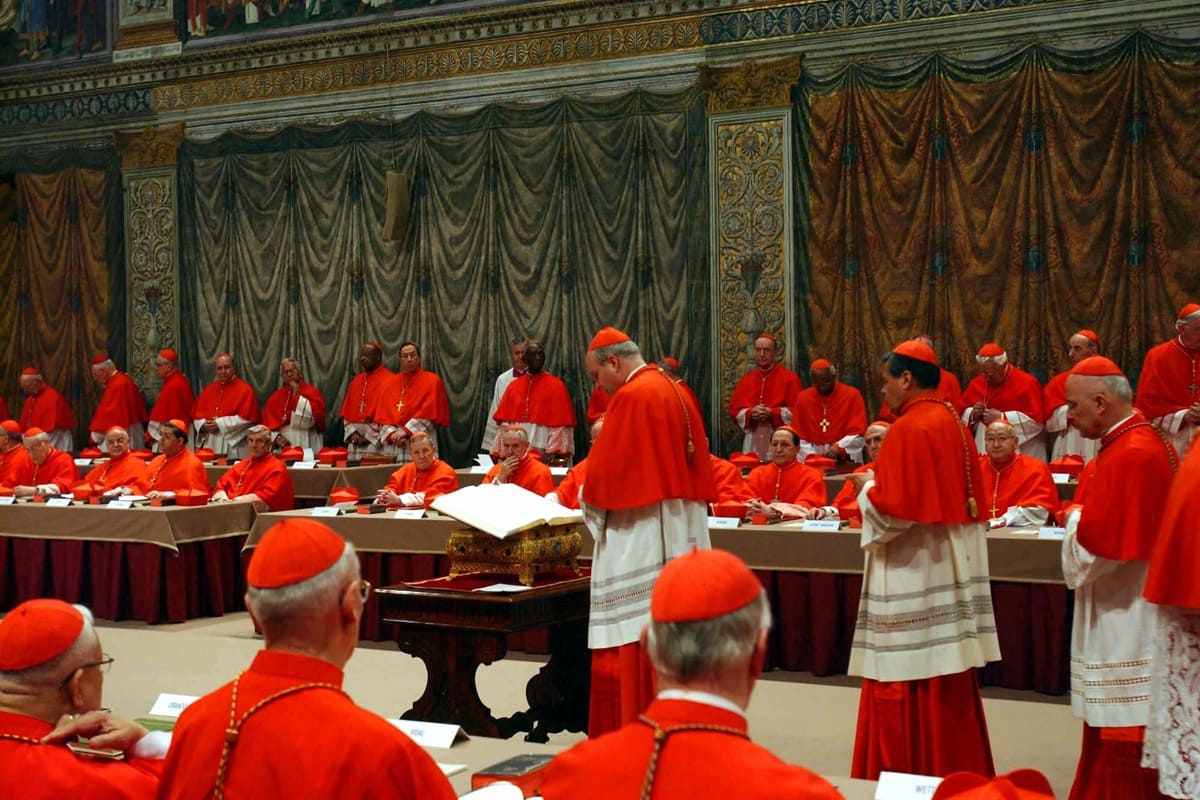 Nuovo Papa, l’anagramma di un cardinale è “Petrus Romanus”? La profezia fa il giro dei social