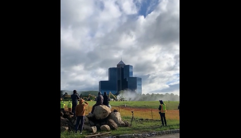 VIDEO | Demolizione hotel Sheraton Crossroads: il crollo in pochi secondi
