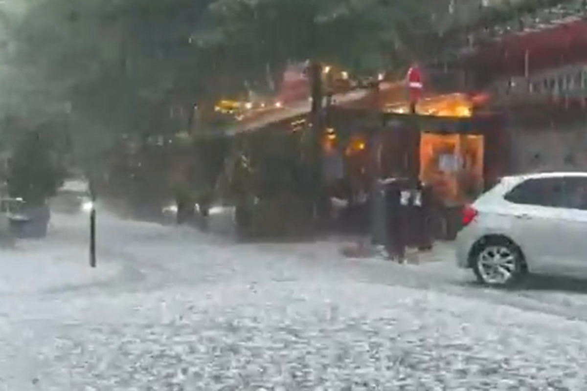VIDEO | Con l’estate alle porte, la tempesta di grandine si abbatte sulla città: le immagini