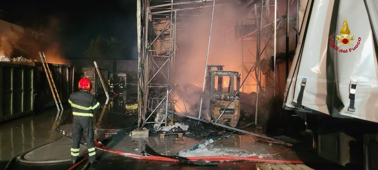 FOTO | Terrore a Carini: mega incendio in un deposito di trattamento di rifiuti speciali