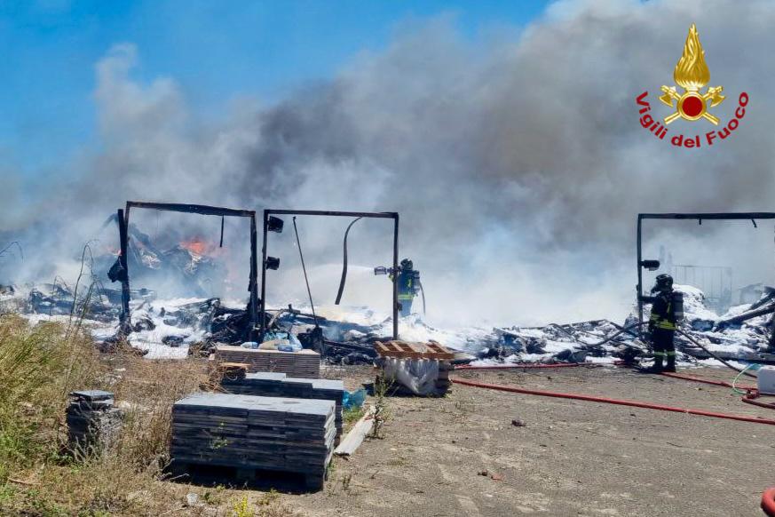 FOTO | Catania, incendio in zona Vaccarizzo: a fuoco sterpaglie e vegetazione