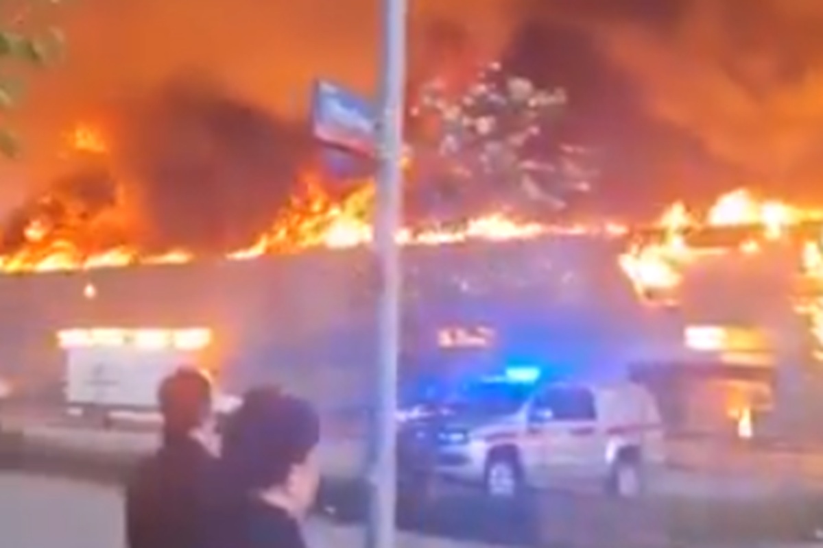 VIDEO | Lo spaventoso incendio al centro commerciale: arrivano le accuse alla Russia