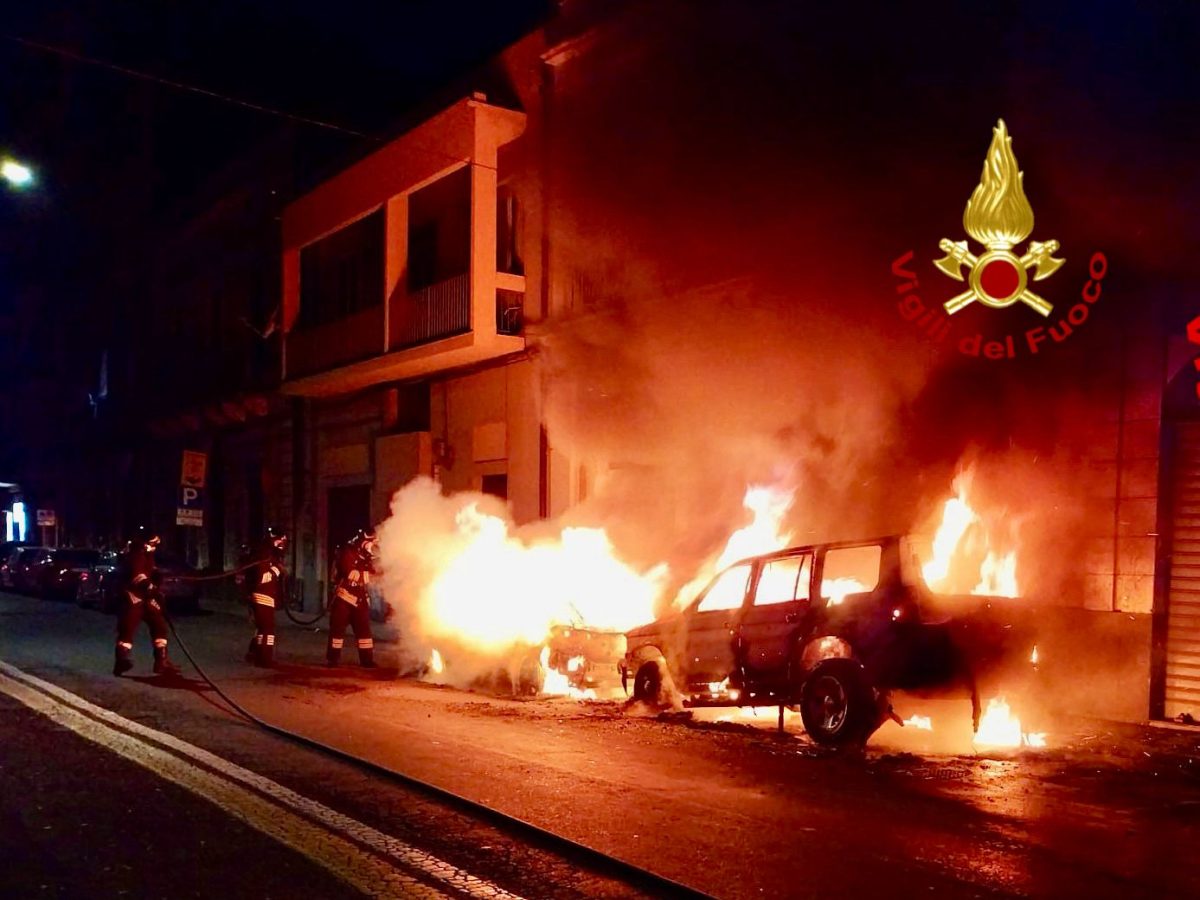 FOTO | Auto in fiamme in via Monserrato: paura nella notte a Catania
