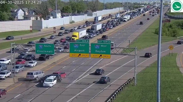 VIDEO | Sbaglia uscita dell’autostrada, inchioda e causa un maxi tamponamento