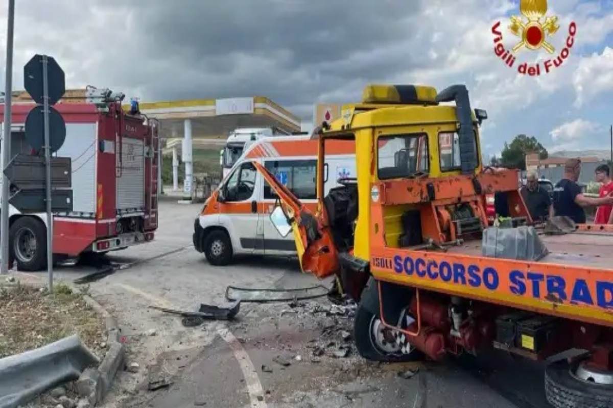 Ennesimo incidente sulla SS121, scontro tra quattro automezzi: persona incastrata