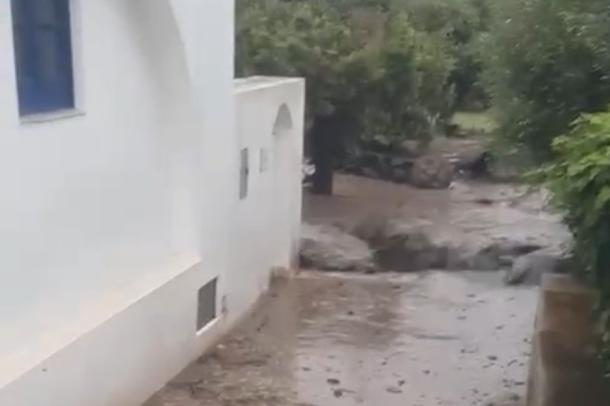 VIDEO | Maltempo a Stromboli, isola in ginocchio: straripano i torrenti