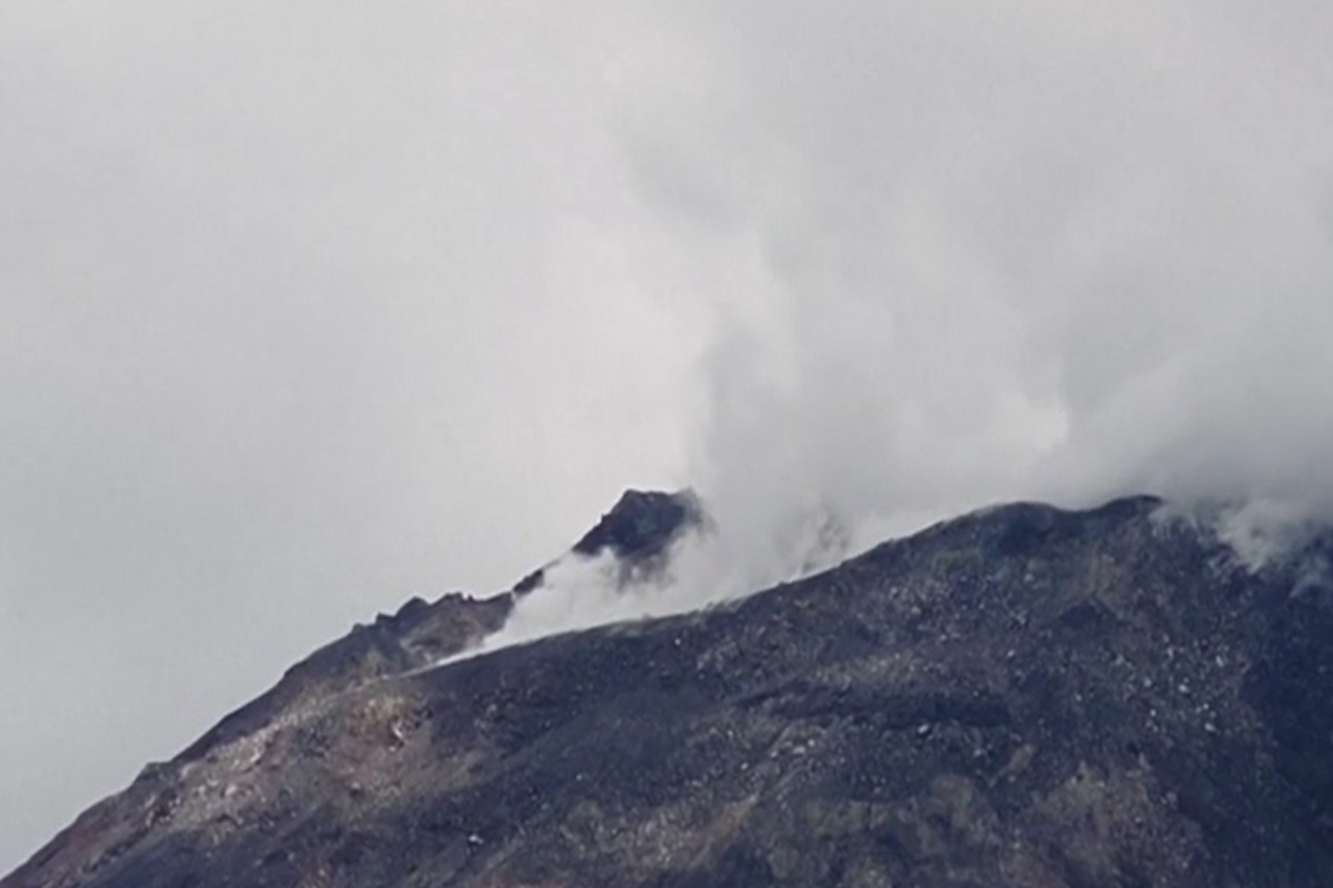 VIDEO | La spettacolare eruzione e la colonna di fumo, le immagini. Autorità: “Massima allerta”