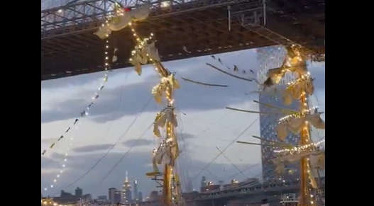 VIDEO | Tragedia a New York: nave urta il Ponte di Brooklyn, 2 morti