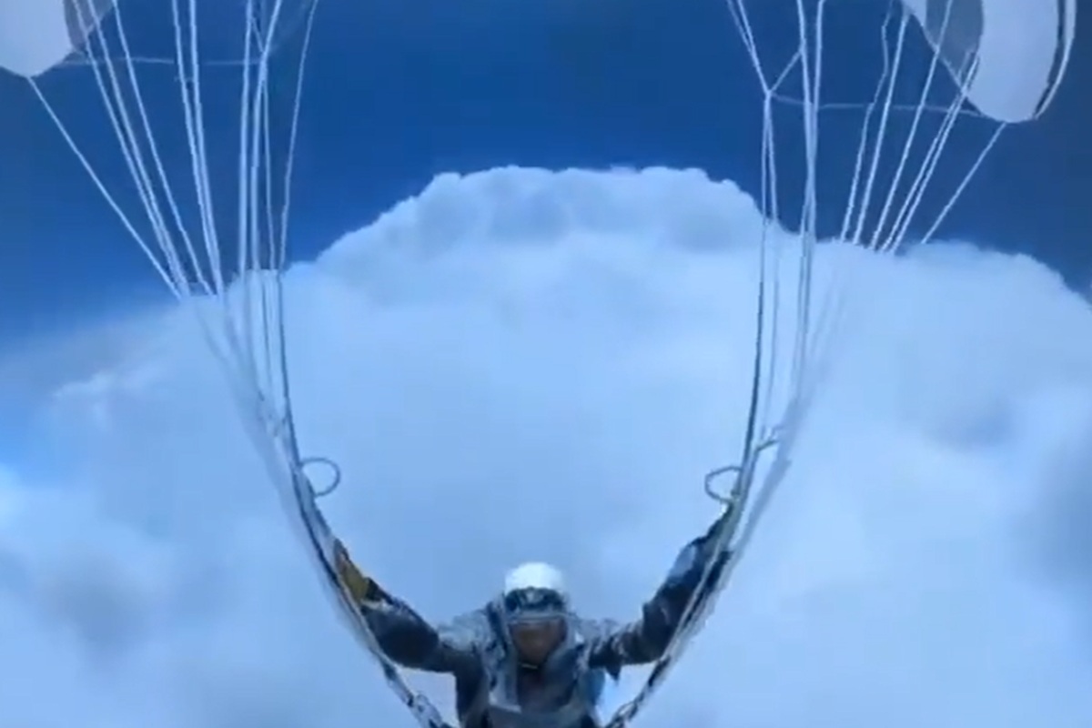 VIDEO | Shock ad altissima quota, parapendista risucchiato da una nuvola