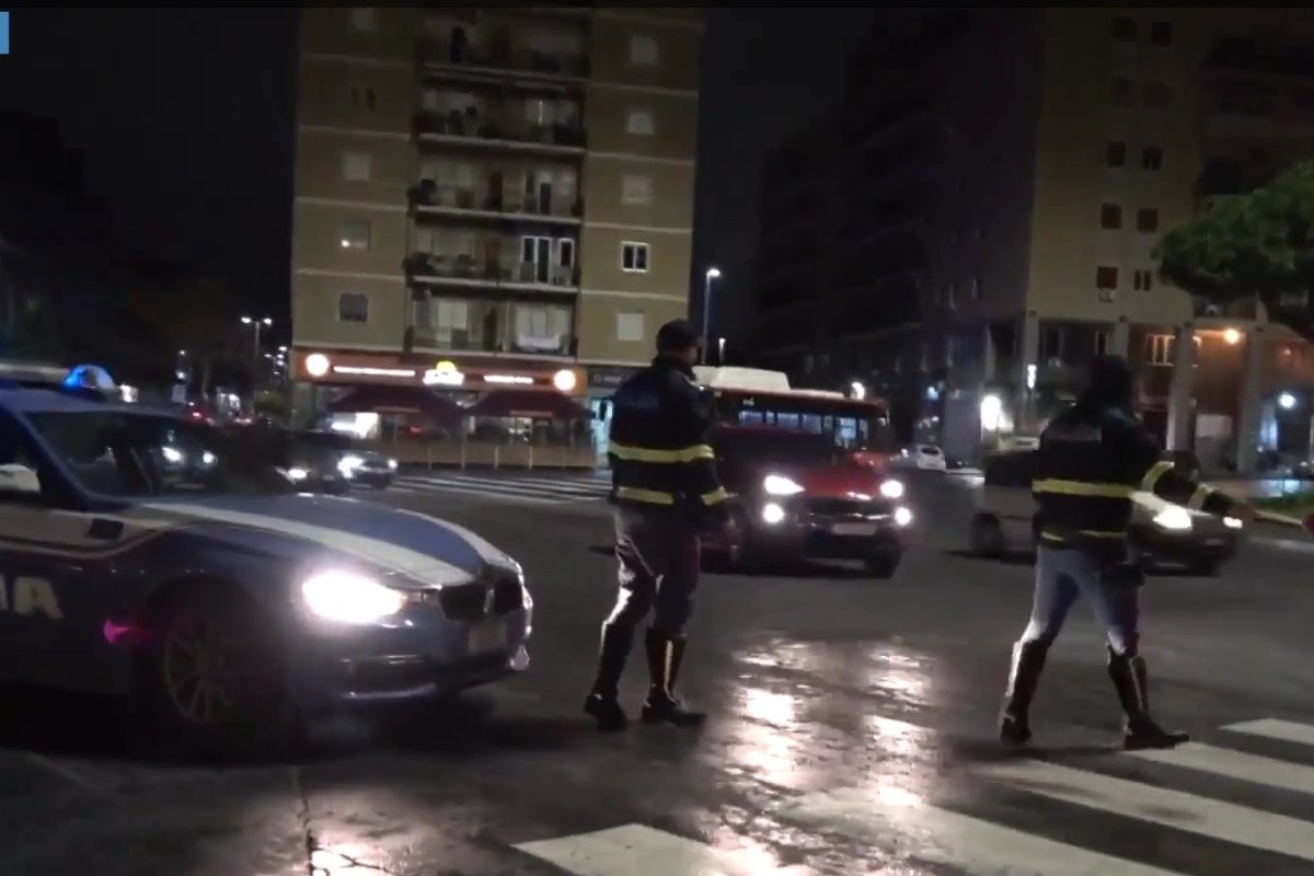 Taxi abusivi per corse turistiche a Catania, sanzionati 4 finti tassisti e patenti ritirate