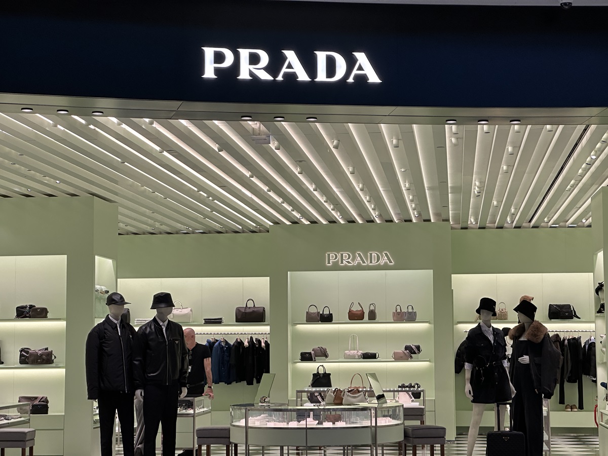 Moda, il colosso Prada assume: 52 posti vacanti, ecco come candidarsi