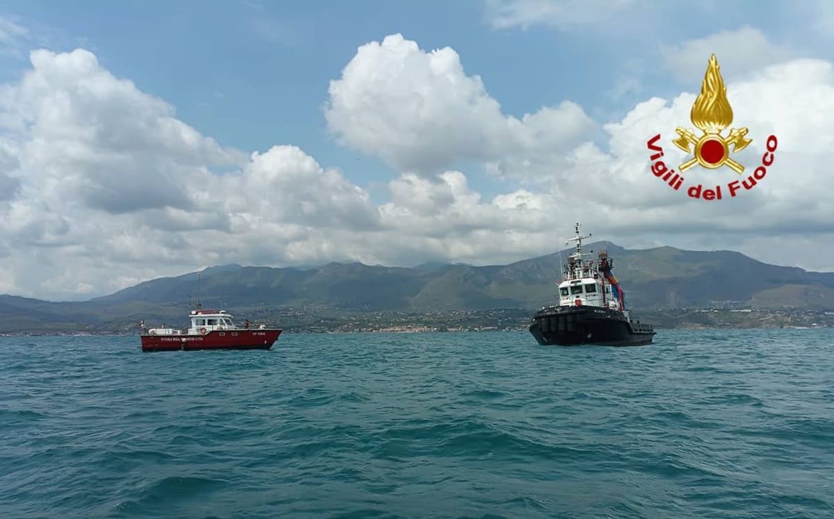 Paura nel Palermitano, peschereccio impatta contro gli scogli: illeso l’equipaggio