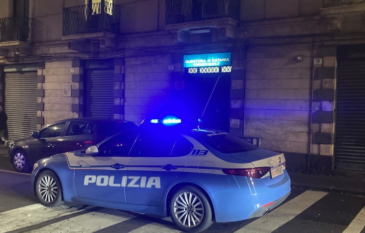 Affiancano turista e le scippano con violenza la borsa: ferita la giovane, due arresti a Catania