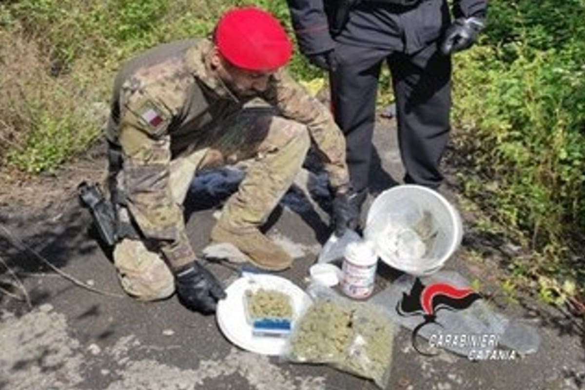 Terreno abbandonato diventa base di spaccio: arrestati due giovani nel Catanese
