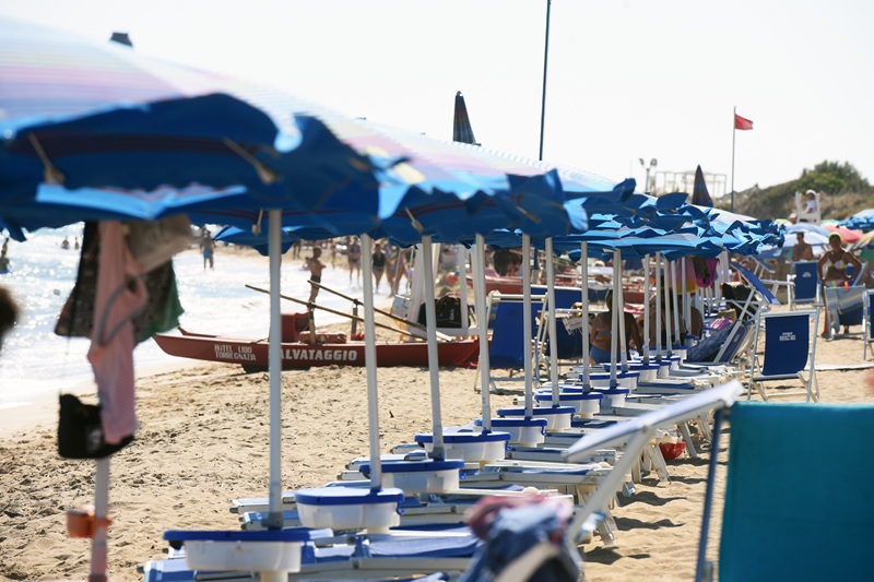 Travolta e uccisa in spiaggia da una ruspa in retromarcia, l’assurda tragedia